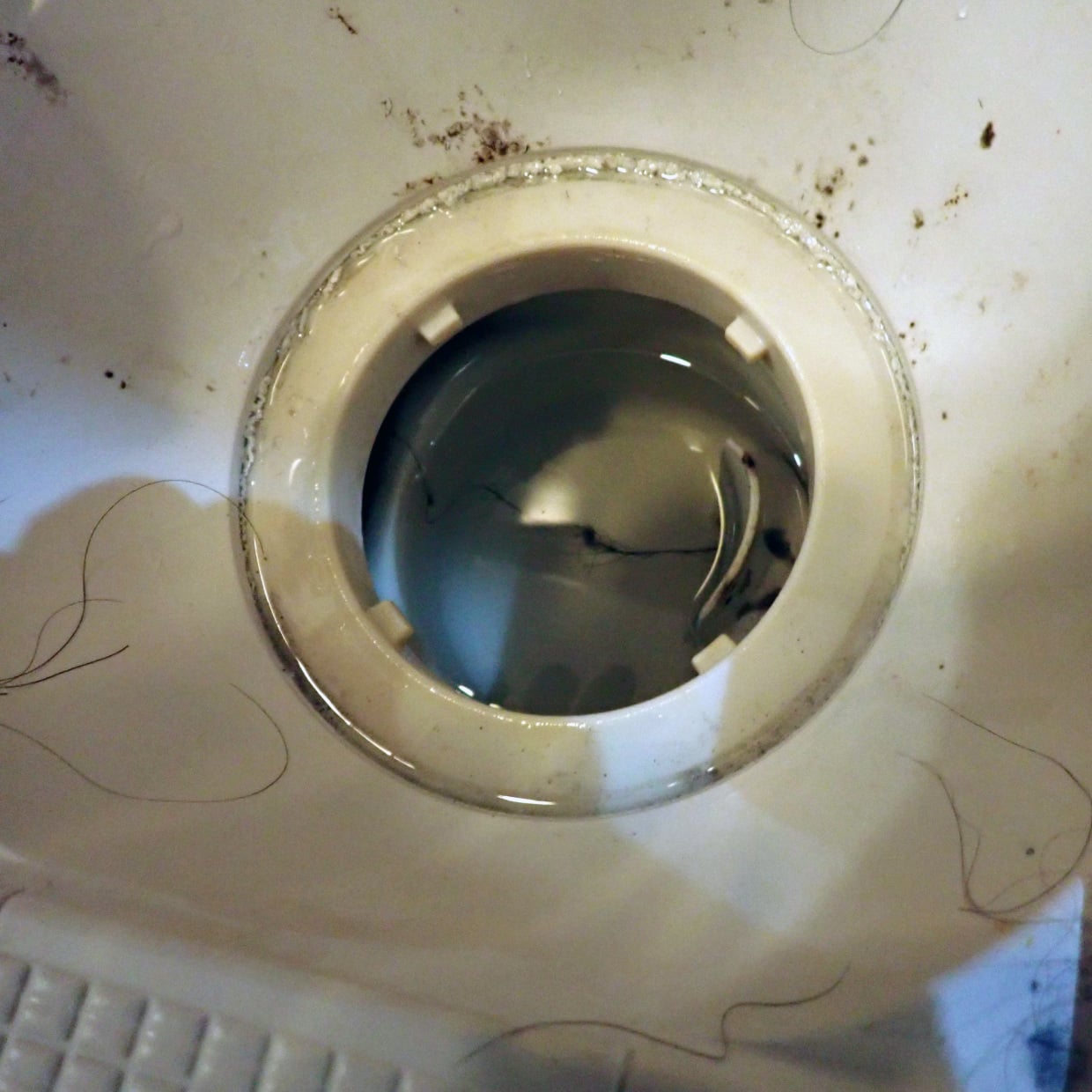  「お風呂の排水口」の“目に見えないヘドロ汚れ”までさっぱりキレイ「徹底掃除術」「臭いもなくなった」 