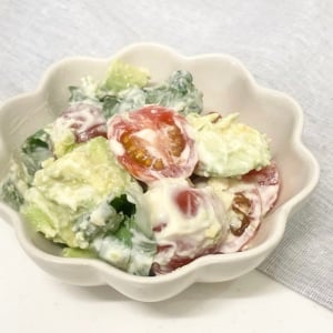 切って混ぜるだけ！良質な脂質やビタミンEたっぷりの「アボカド」に合わせたい食材とは？