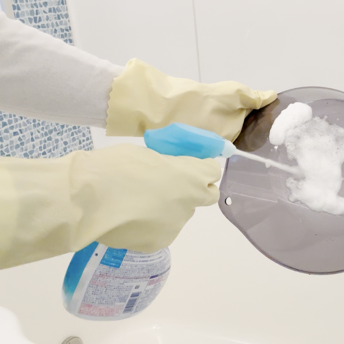  スプレーしてこするだけ！「浴室全体」の清潔感が格段に変わる“3つの掃除場所”「ついでにできる」 