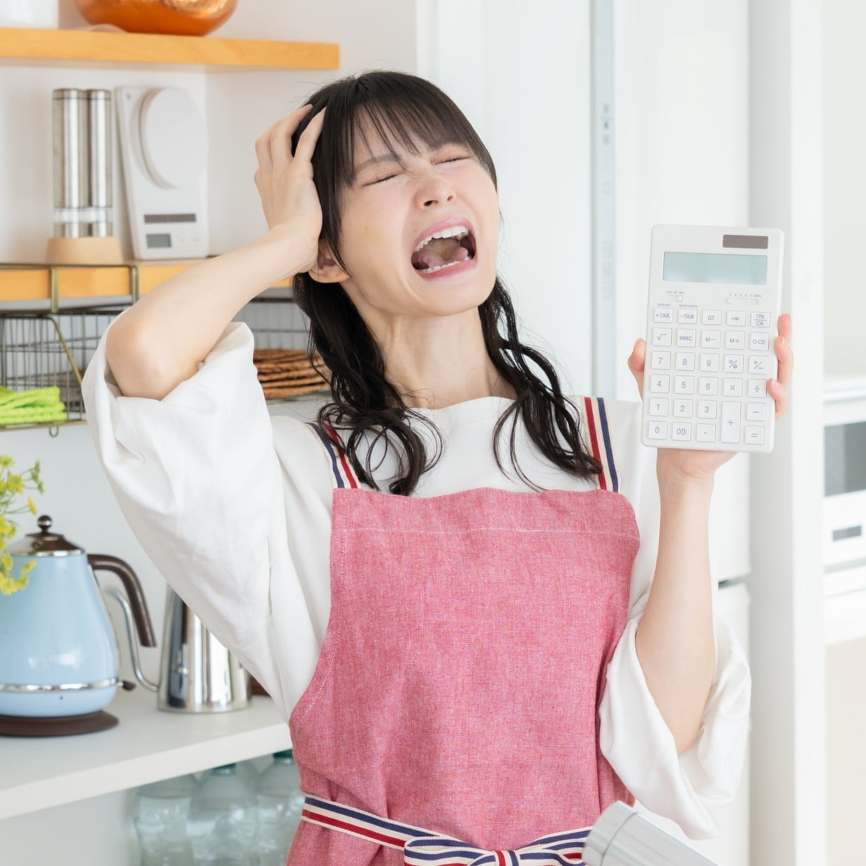  強のままだった…。「冬の電気代が高い家庭」がキッチンでやりがちな“4つのNG” 