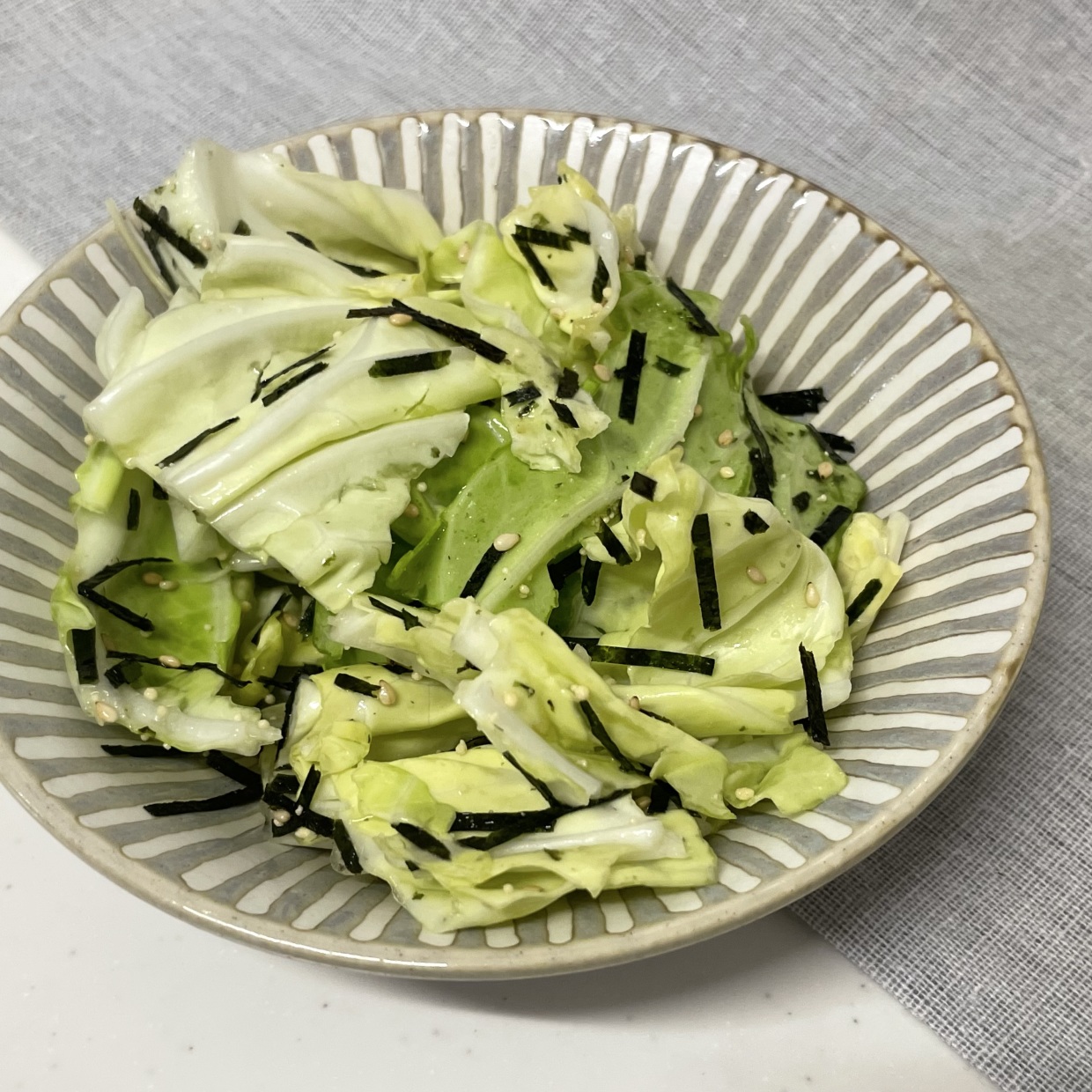 キャベツ」をポリ袋でふるだけ！やみつきになる“調味料の組み合わせ”と 