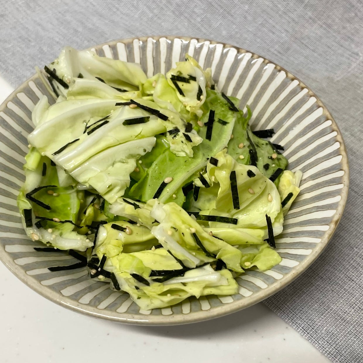  「キャベツ」をポリ袋でふるだけ！やみつきになる“調味料の組み合わせ”とは？「箸が止まらない」 