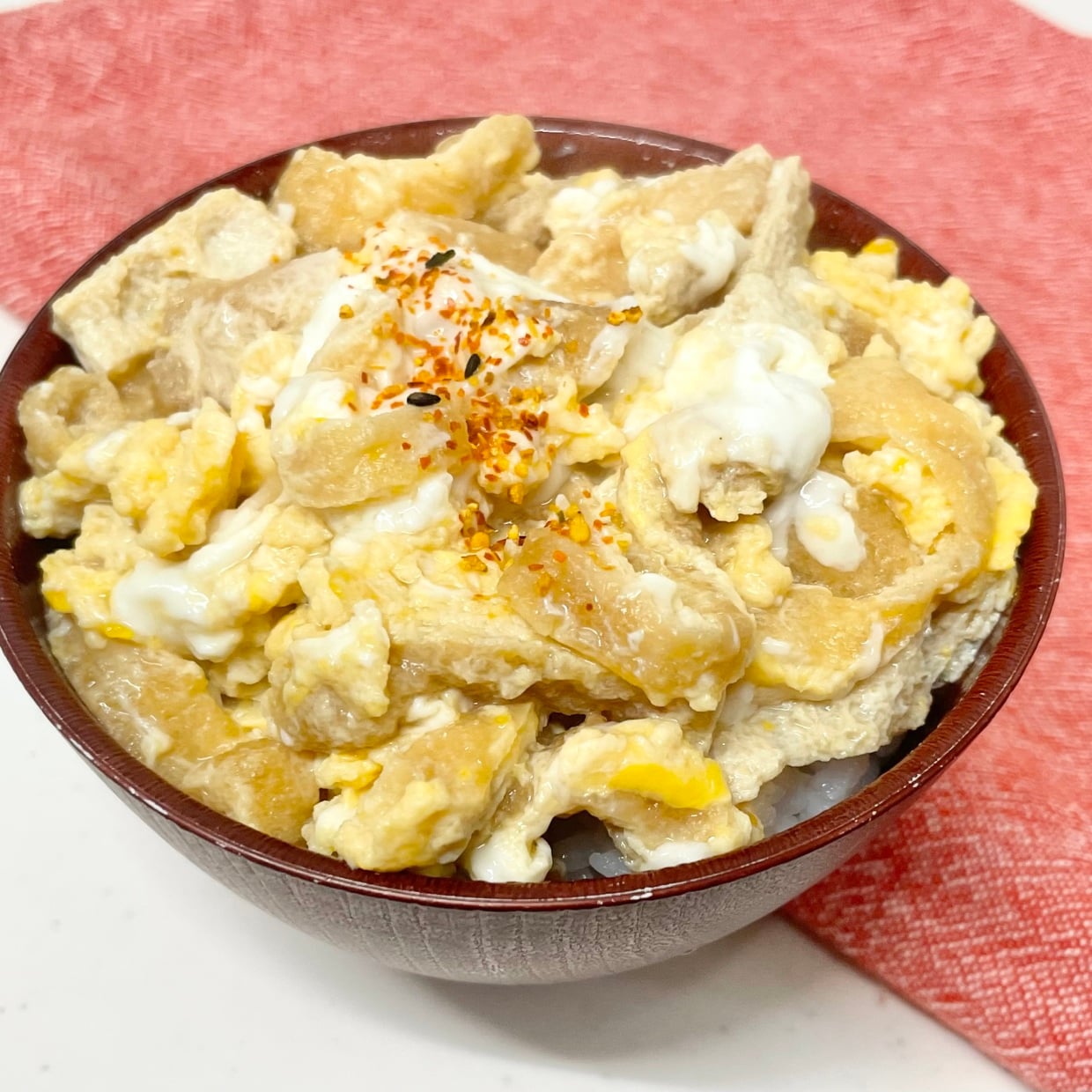  油揚げを卵でとじてみると「5分で完成」「お腹も大満足」簡単丼 