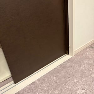 「ドアレール」の溝にたまった汚れを“ラクに取る”意外なアイテム「開け閉めするだけ」「簡単！」