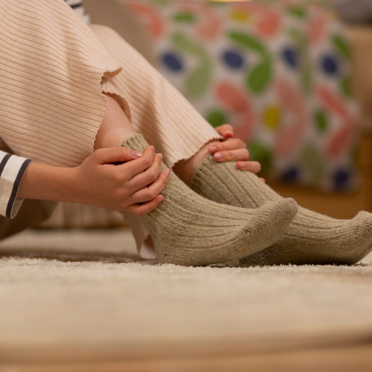  「キッチン用品」で“足先の冷え”を緩和する意外過ぎる裏ワザ「在宅ワーク中に使える」「覚えておく」 