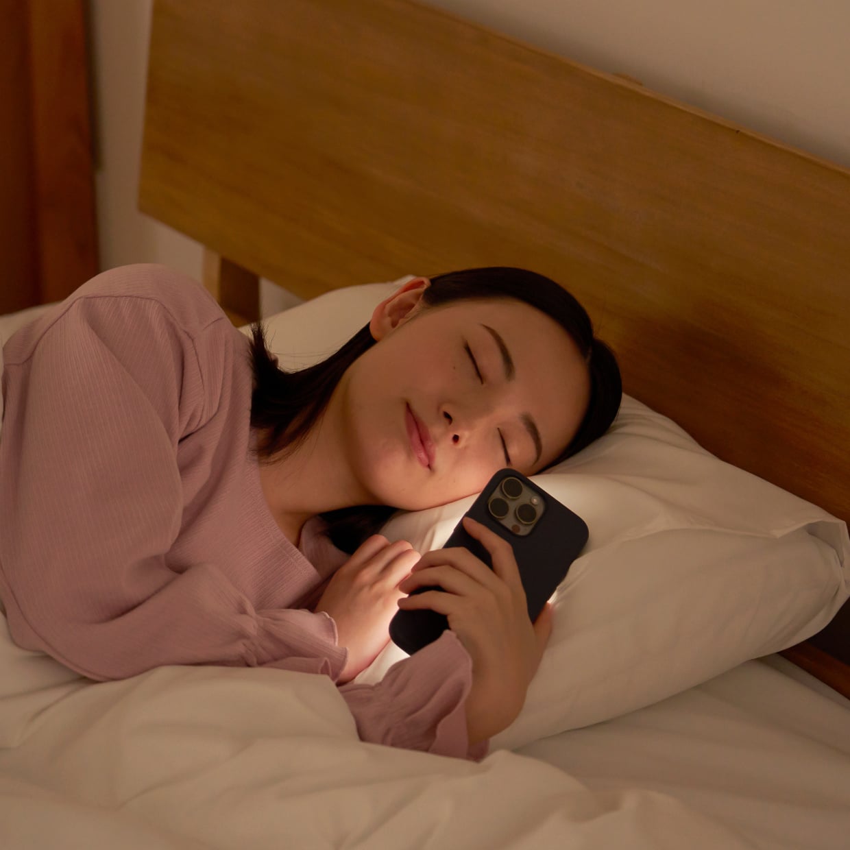  【iPhone】寝ている間の通知・バッテリー消費を防ぐ！“睡眠モード”の設定方法「画面が光らない」 