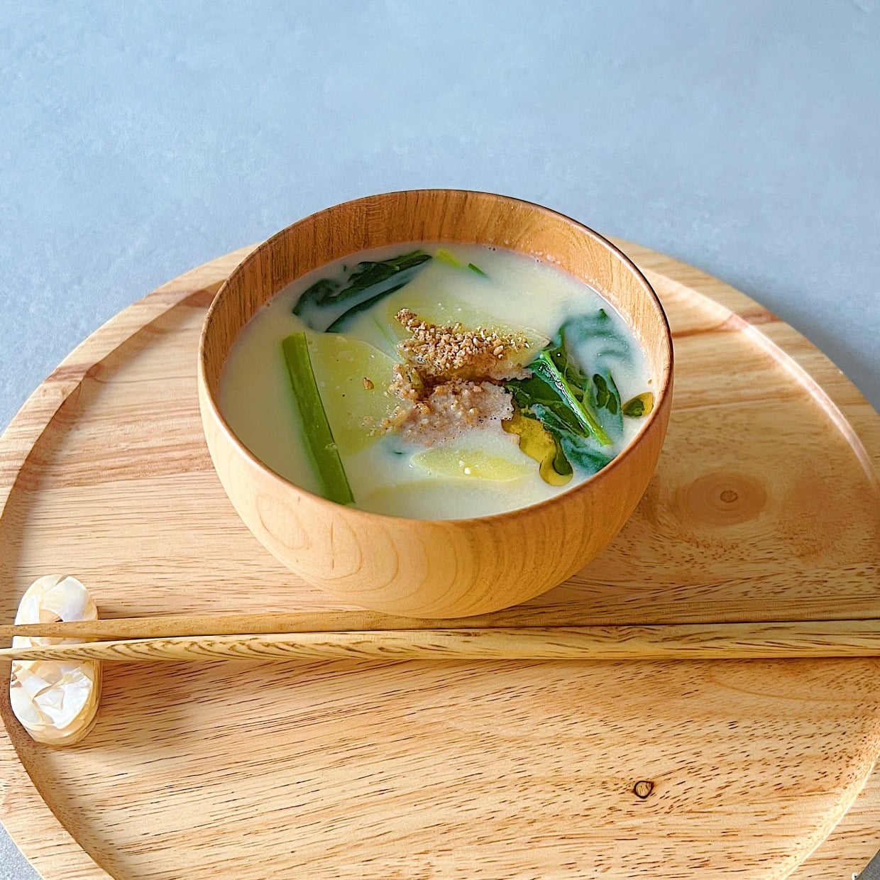  「みそ汁」にいれると腸がよろこぶ。“冬の小じわケアに大切なビタミンCを含む食材”とは？ 