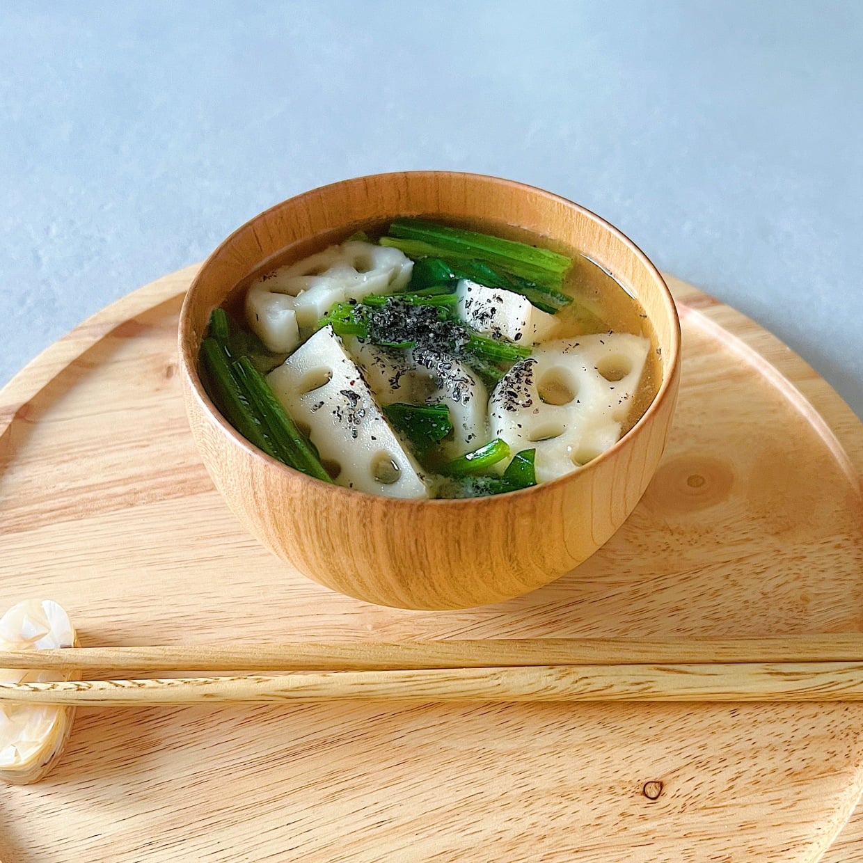  「みそ汁」にいれると腸がよろこぶ。“冬に増える便秘ケアに取り入れたい栄養素”とは？ 