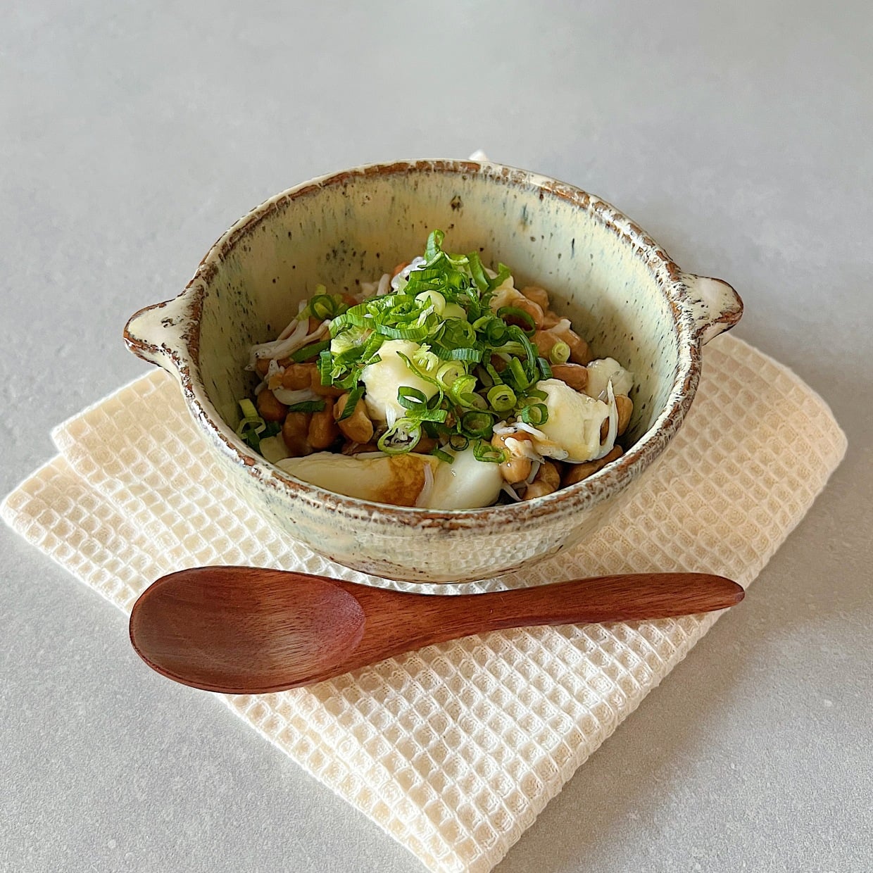  「納豆」にいれると骨がよろこぶ。“カルシウムを効率よく摂れる身近な食材”とは？ 