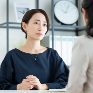 「話が長い人」にどう対応する？スパイに学ぶ“角が立たない会話の切り上げ方”