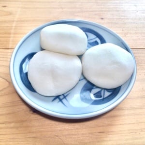 ひと工夫で後片付けが楽に！「お餅」が“皿にくっつきにくくなる”裏ワザ「冷めても大丈夫」