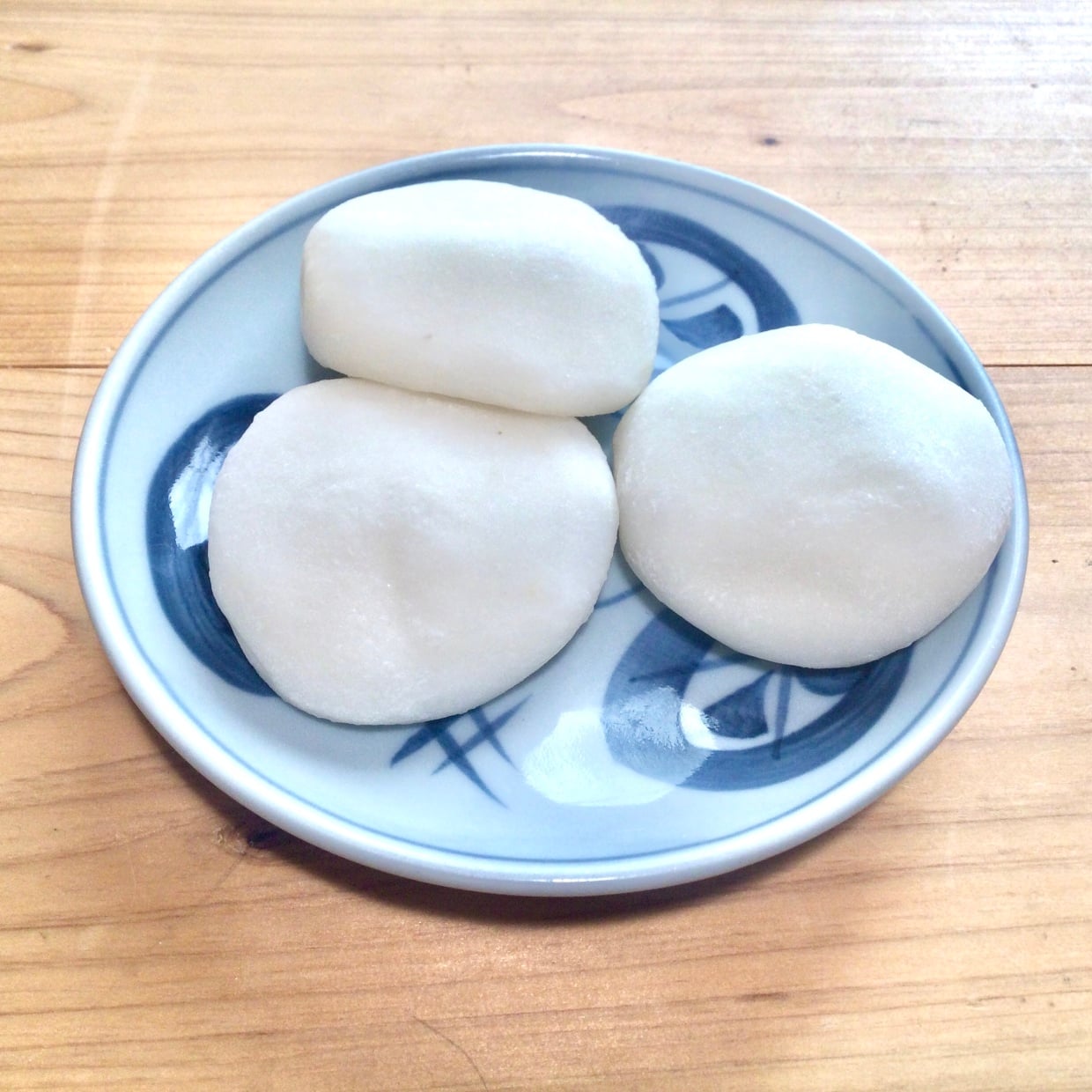  ひと工夫で後片付けが楽に！「お餅」が“皿にくっつきにくくなる”裏ワザ「冷めても大丈夫」 