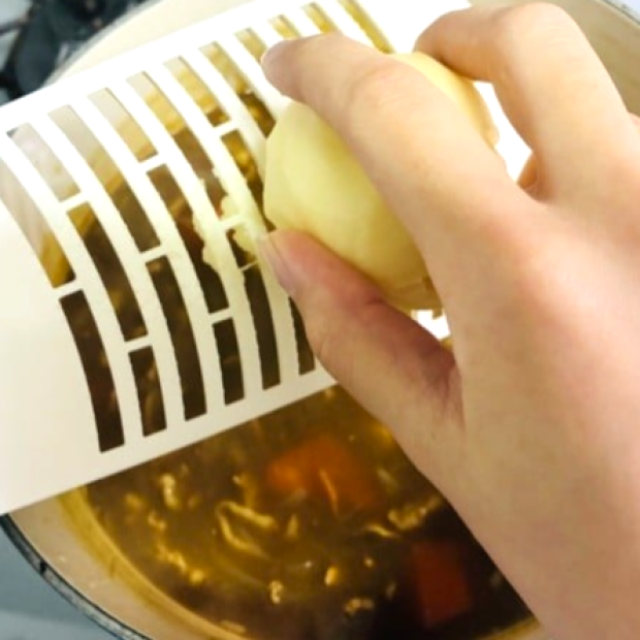  カレーにすりおろして入れると“とろみ”がつく食材とは？「シャバシャバだったのにすごい」 