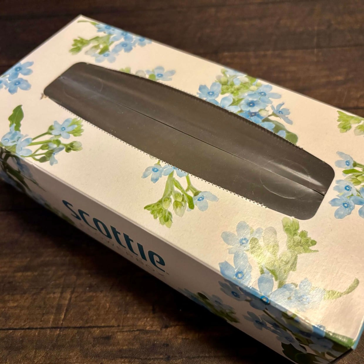  使い終わった「ティッシュの箱」をかぶせると…？「想像以上にぴったり！」「意外な使い道」 