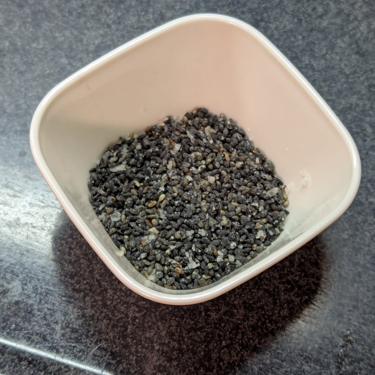  もう市販に戻れない。香ばしさが段違いな“自家製ごま塩”「レンジで簡単」「ごはんが止まらない」 