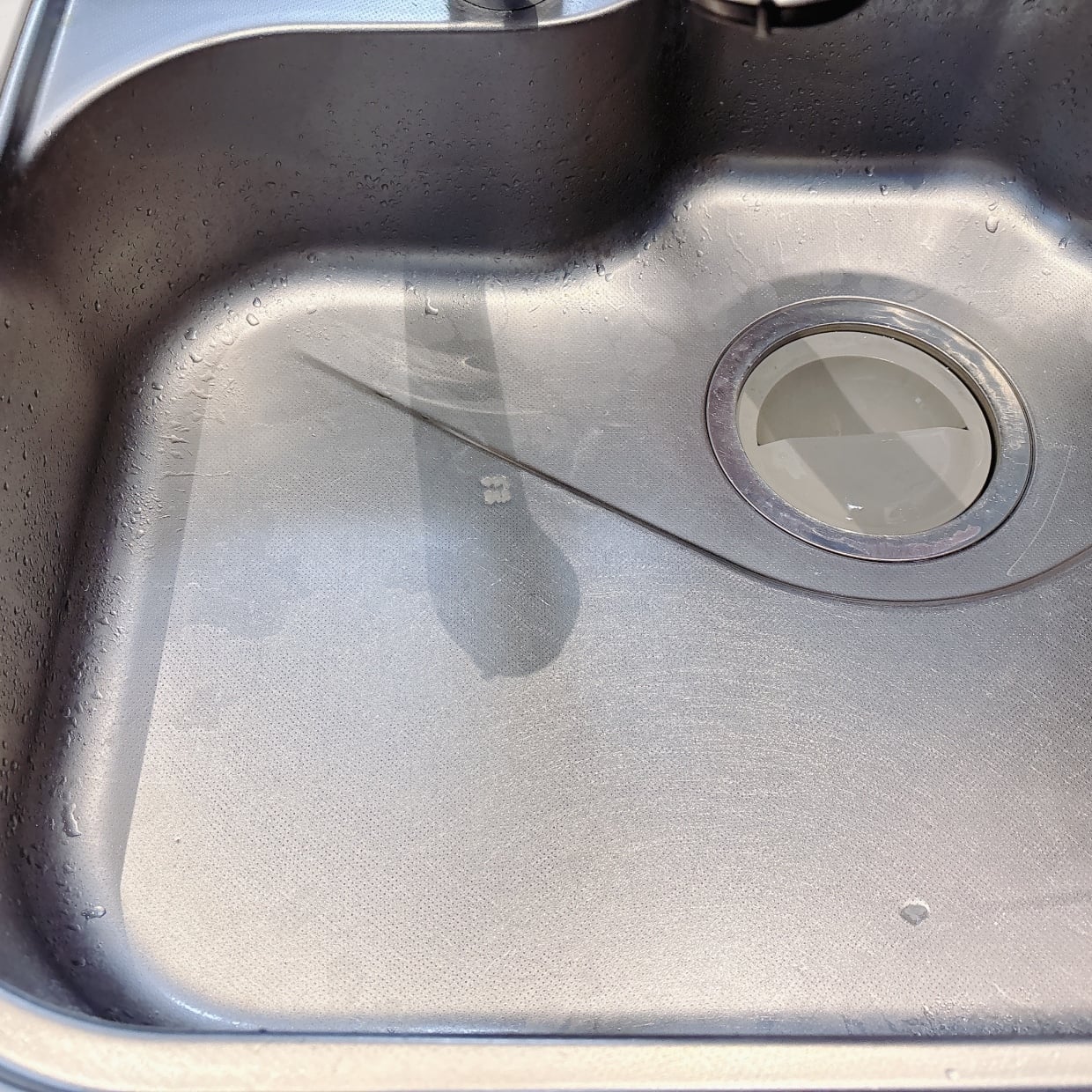  洗剤不要！「ステンレスシンク」のくすみが消える“ピカピカ掃除術”「輝きが戻った」「キレイ！」 