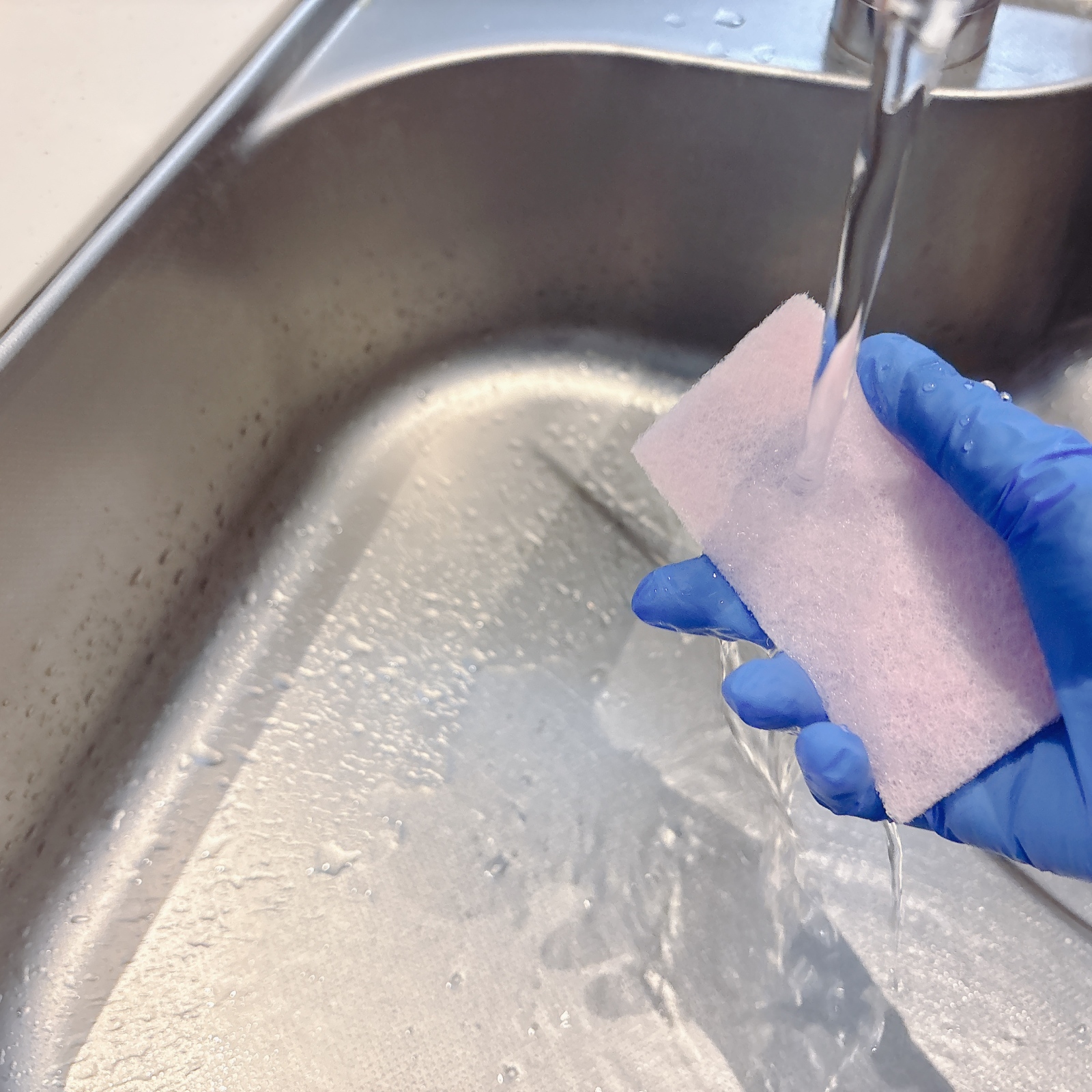 わざわざ洗剤をつけない！“キッチンシンク”のラクラク掃除術「便利でコスパもいい」「常備したい」