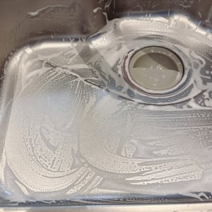 わざわざ洗剤をつけない！“キッチンシンク”のラクラク掃除術「便利でコスパもいい」「常備したい」