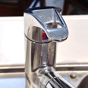拭くだけでOK！手アカや皮脂汚れでくすんだ「キッチンシンクの水栓」のピカピカ掃除術「輝きが戻る！」