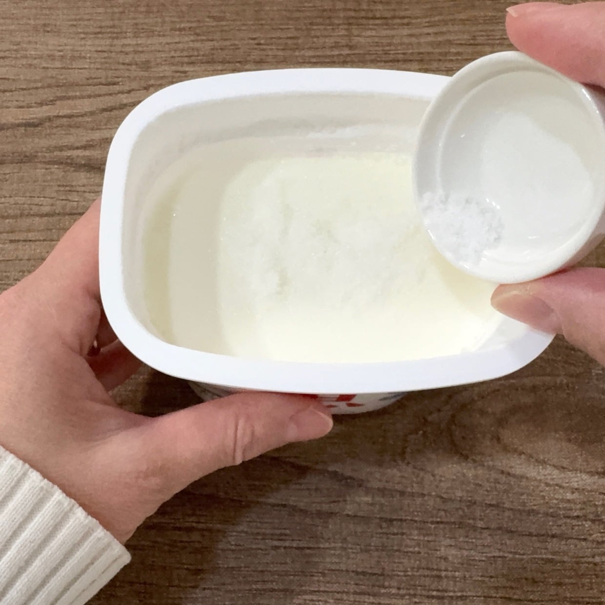  わざわざ買うより手軽！「ヨーグルト」に混ぜるだけで“まるでクリームチーズ”になる【意外な調味料】 