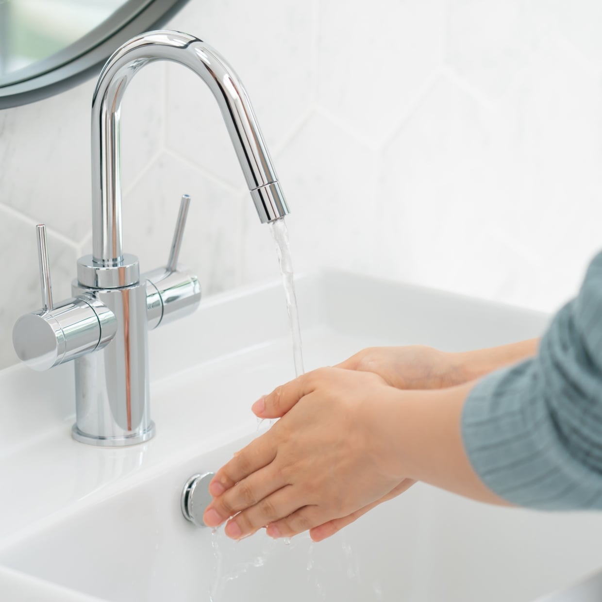  “まくった服の袖”が下がりにくくなる超簡単ワザ「道具不要！」「洗い物で助かる」「ずり落ちてこない」 