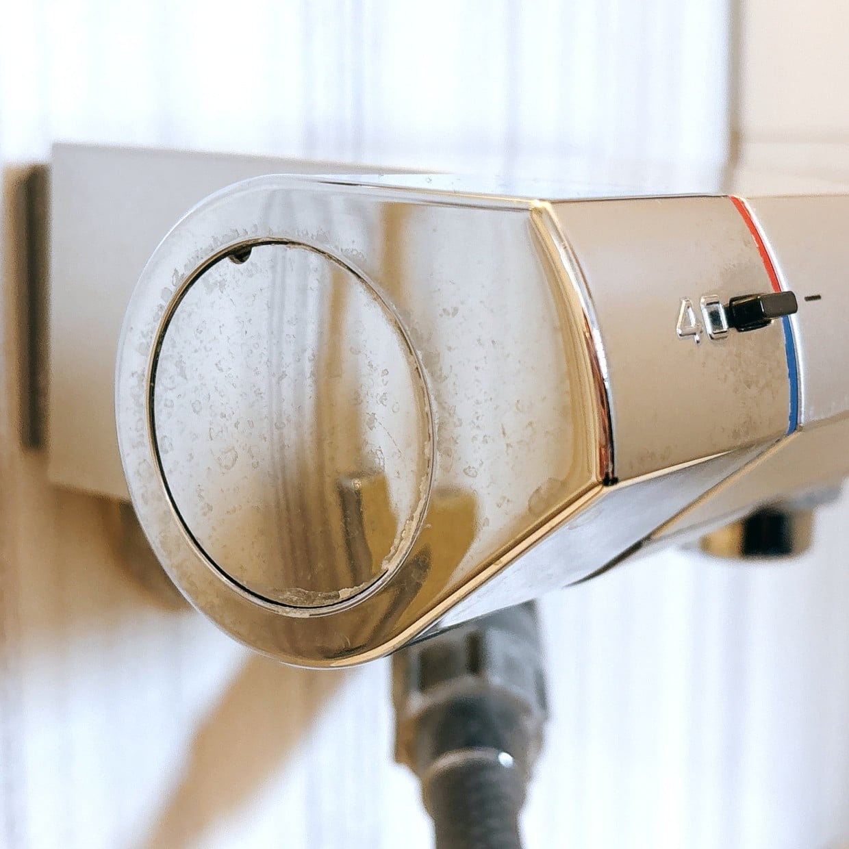  もう洗剤に頼らない！お風呂場の“水栓の水アカ”がスルンと落ちる意外な掃除術「手軽！」「ピカピカ」 