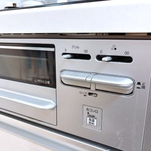 天板や五徳だけじゃない！「コンロ」で“ホコリと油が溜まりやすい場所”のスッキリ掃除術