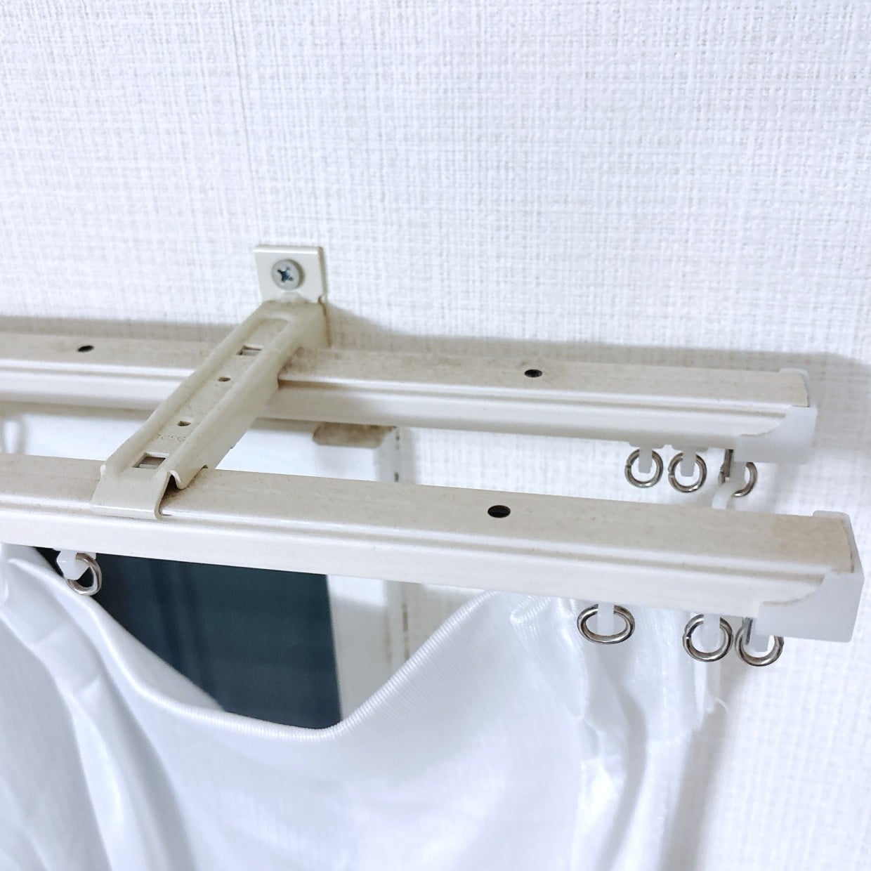  雑巾より効率的！「カーテンレール」のすっきり掃除術「埃が舞わない」「細かな部分までピカピカ」 