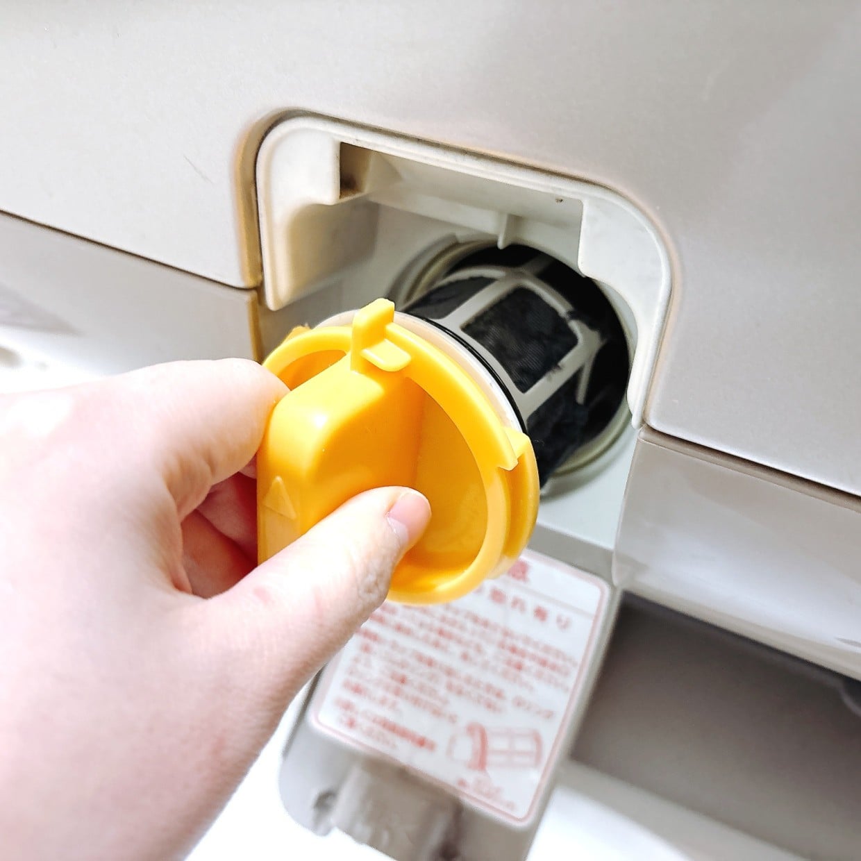 開けたらゾッとする…。ヘドロと悪臭がひどい「洗濯機の異物トラップ」のピカピカ掃除術「意外と簡単！」