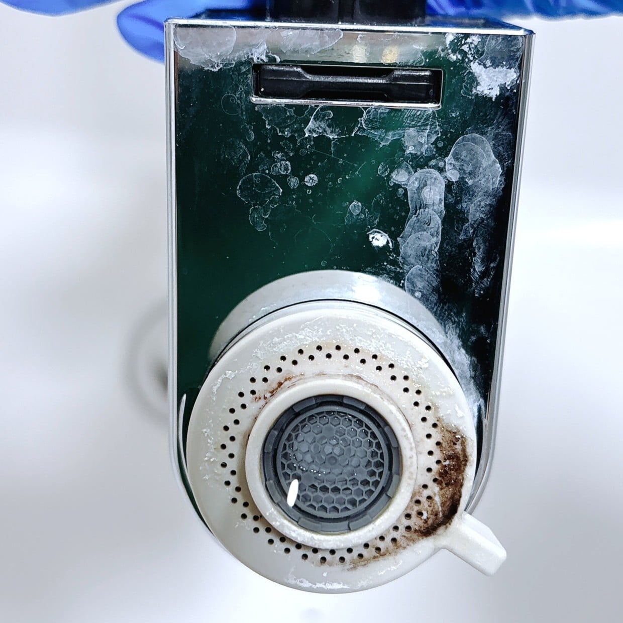  えっ…覗いたらすごい…！「洗面台シャワー散水栓」の“ごっそり汚れ”のピカピカ掃除術「たった5分」 