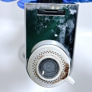 えっ…覗いたらすごい…！「洗面台シャワー散水栓」の“ごっそり汚れ”のピカピカ掃除術「たった5分」