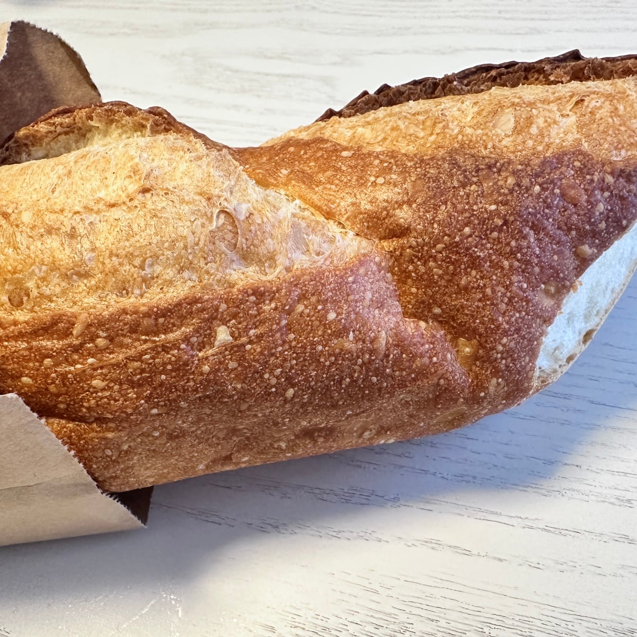  もう“むぎゅっ”とならない！フランスパンの賢い“切り方テク”「断面がきれい」「早く知りたかった」 