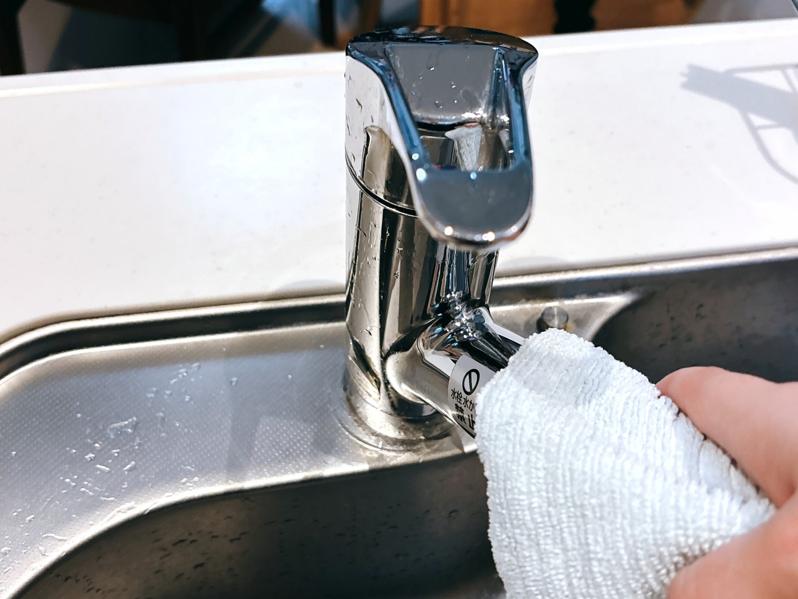 洗剤いらず!「キッチン蛇口」が“拭くだけ”でピカピカになる簡単掃除術「見違える!」「助かる」