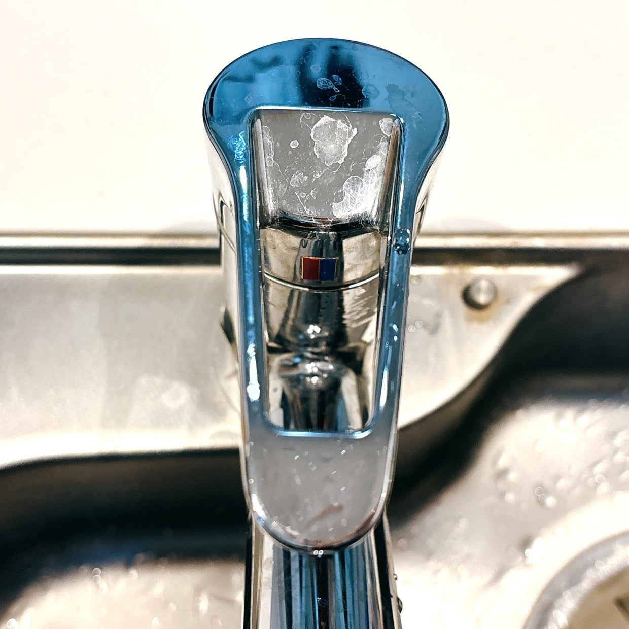  洗剤いらず！「キッチン蛇口」が“拭くだけ”でピカピカになる簡単掃除術「見違える！」「助かる」 