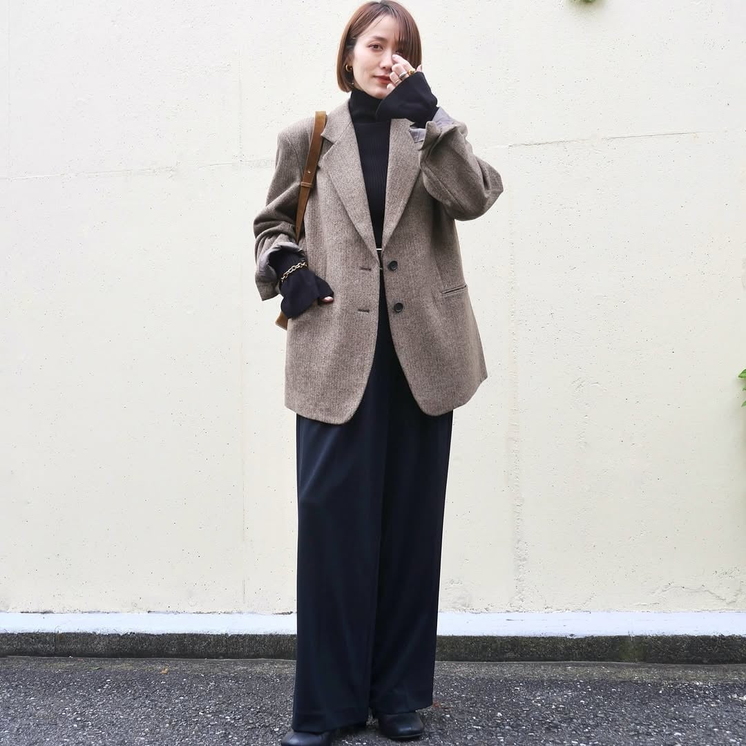  選び方によって一番差が出る！「黒パンツ×アウター」、この冬の正解コーデ 