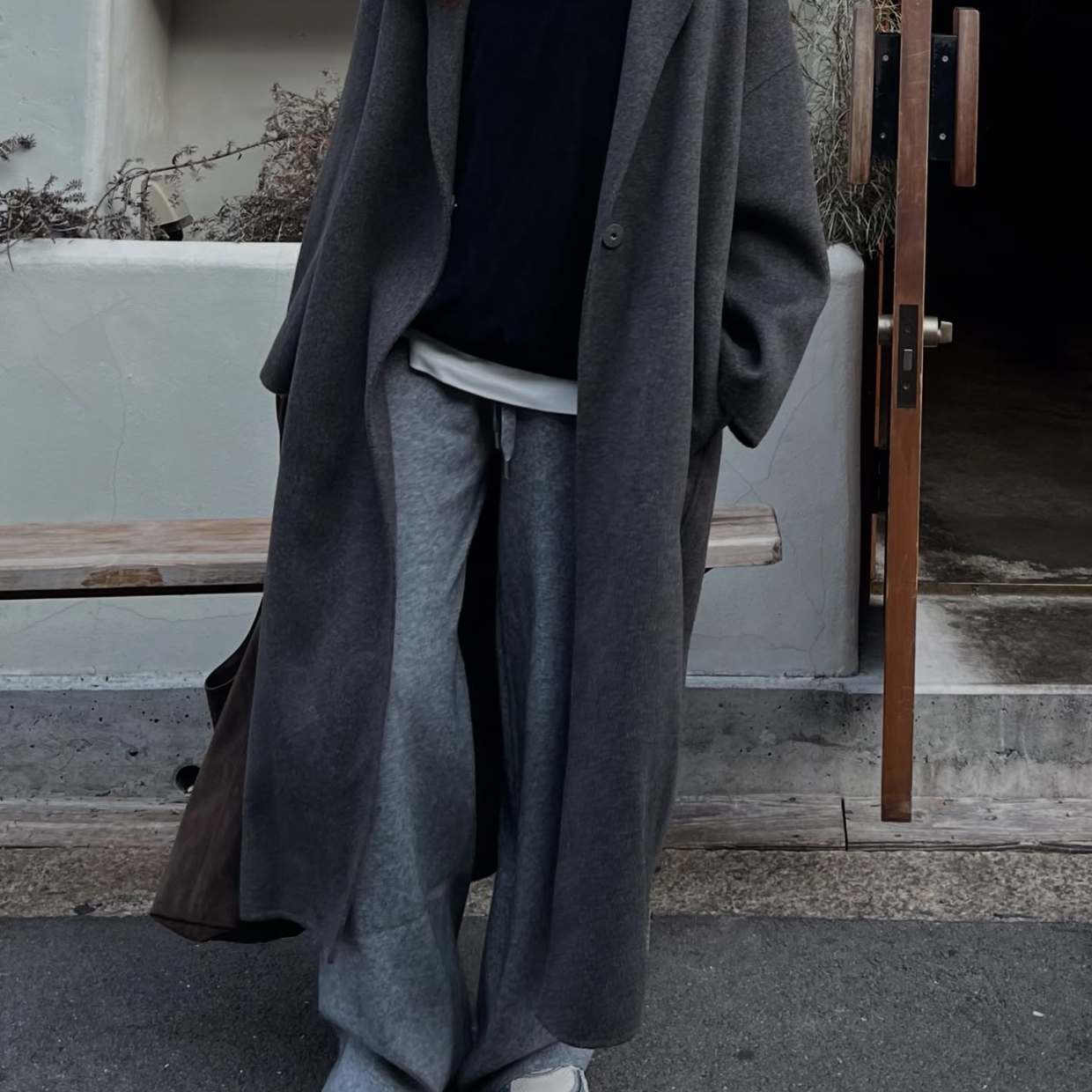  無難なのに垢抜ける理由。40代のグレー使いコーデ術 