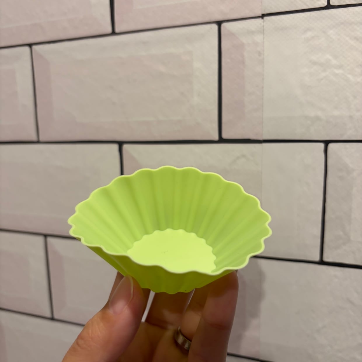  お弁当で使う「シリコンカップ」の“車内で役立つ”意外な使い道「思いつかなかった」「汚れを防げる！」 