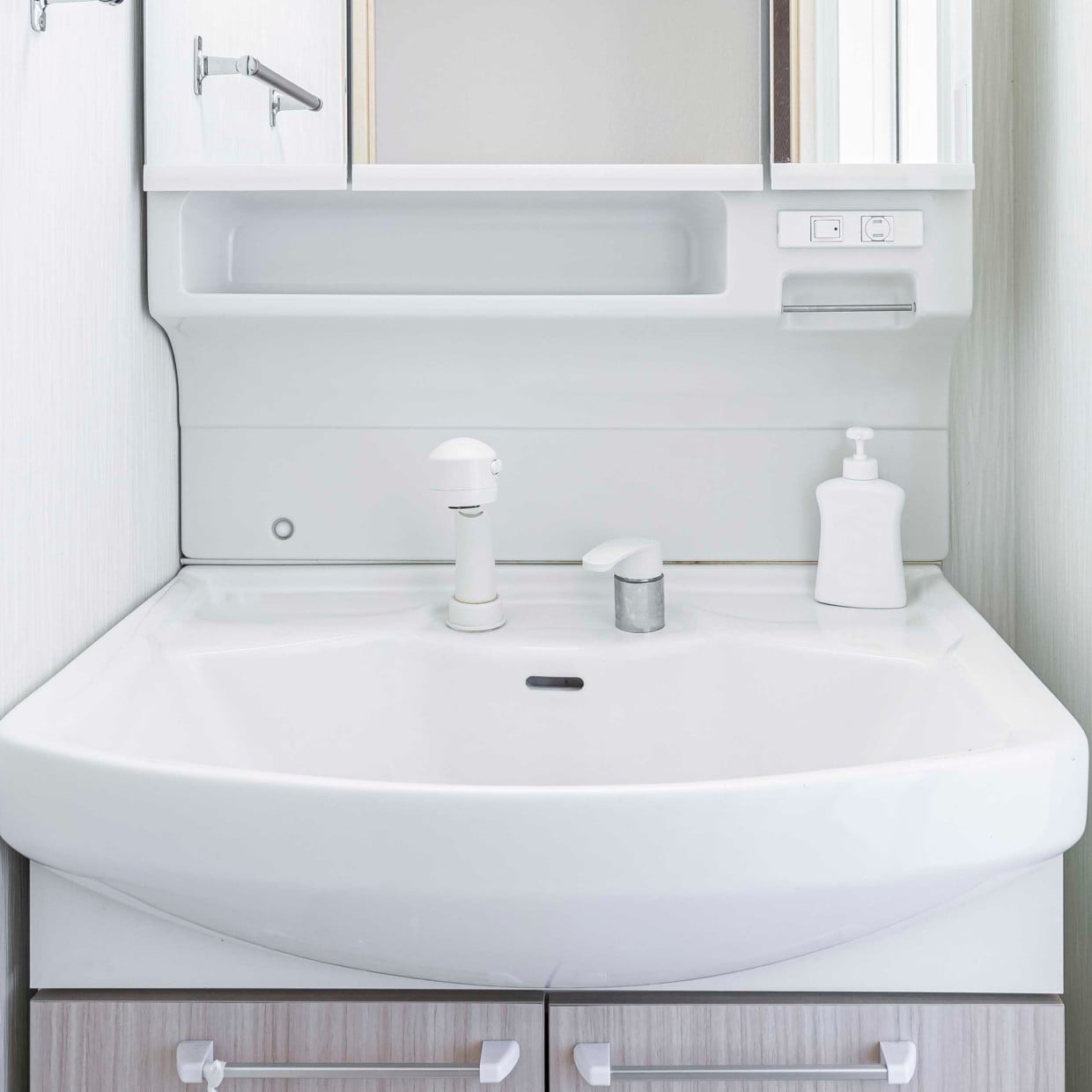  「洗面台」についた“水アカ・皮脂汚れ”がまるごとピカピカ清潔になる“かんたん掃除術”「見違える」 