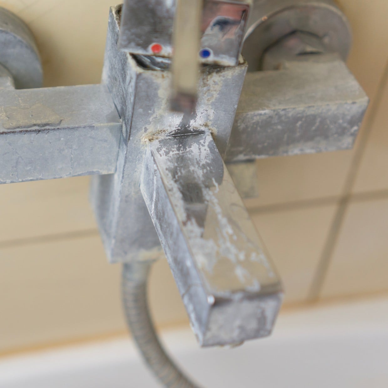  キレイするつもりが劣化する…。「お風呂場の水栓」に使ってはいけない“NG洗剤3つ” 