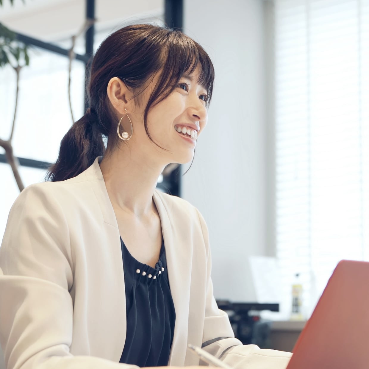  「幸福度が高い人」の働き方とは？調査からわかる“幸せに働くため”のポイント3つ 