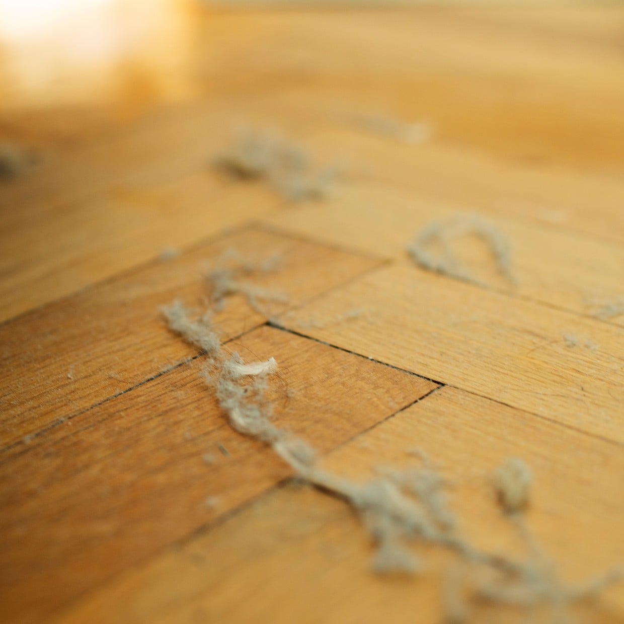  家全体の清潔感がアップする！「リビング」で汚れが溜まりやすい場所3つ「盲点だった」「ホコリまみれ…」 