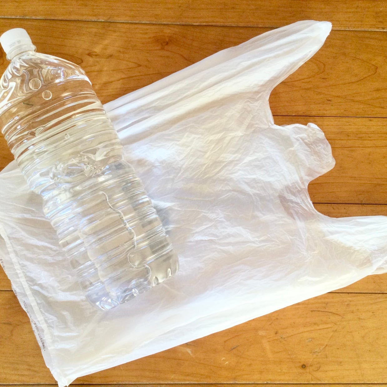  画期的！ペットボトル1本に“ビニール袋”をかぶせると…？「引き出しやすい」「賢い収納術」 