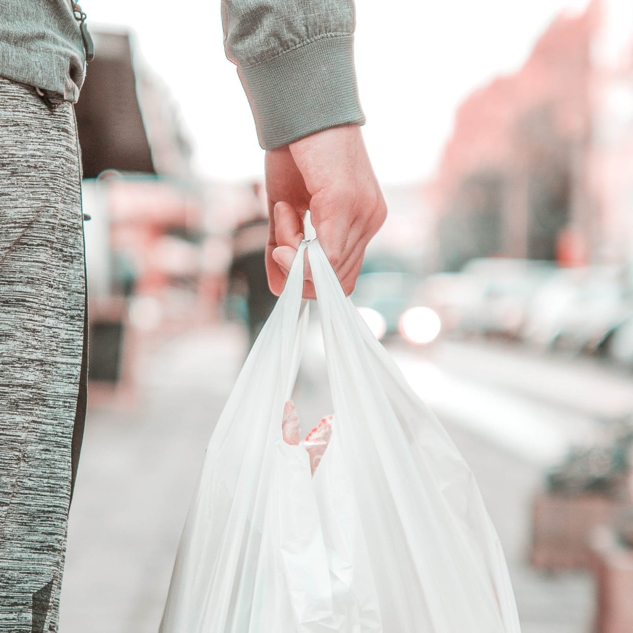  もうビニールが指や腕に食い込まない。「重い買い物袋」が軽く感じる!?テクニック「不思議だ…」 