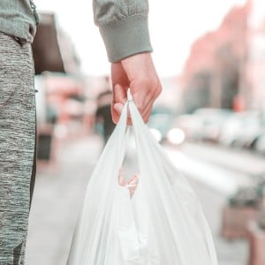 もうビニールが指や腕に食い込まない。「重い買い物袋」が軽く感じる!?テクニック「不思議だ…」