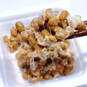 納豆に「ひとつまみ」入れるだけ。素材の味が際立つ“意外な調味料 ”「タレより好きかも…」