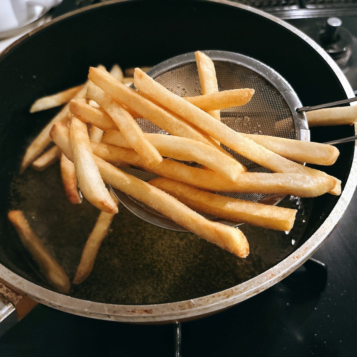  「大さじ1入れるだけ」でフライドポテトをサクサクにする裏技「食感アップ！」「おうちポテトを格上げ」 
