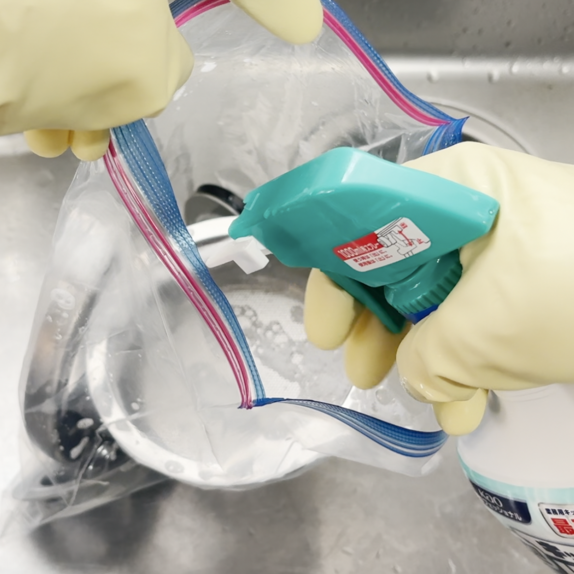  もう無駄打ちしない！「キッチン泡ハイター」で排水口を効率よく掃除する方法「ヌメりが落ちやすい」 