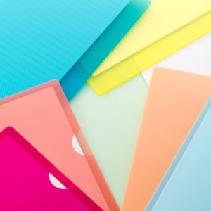 眠っている「クリアファイル」を“切ってクルクル”すると？「家じゅうに置きたくなる」「もうなくさない」