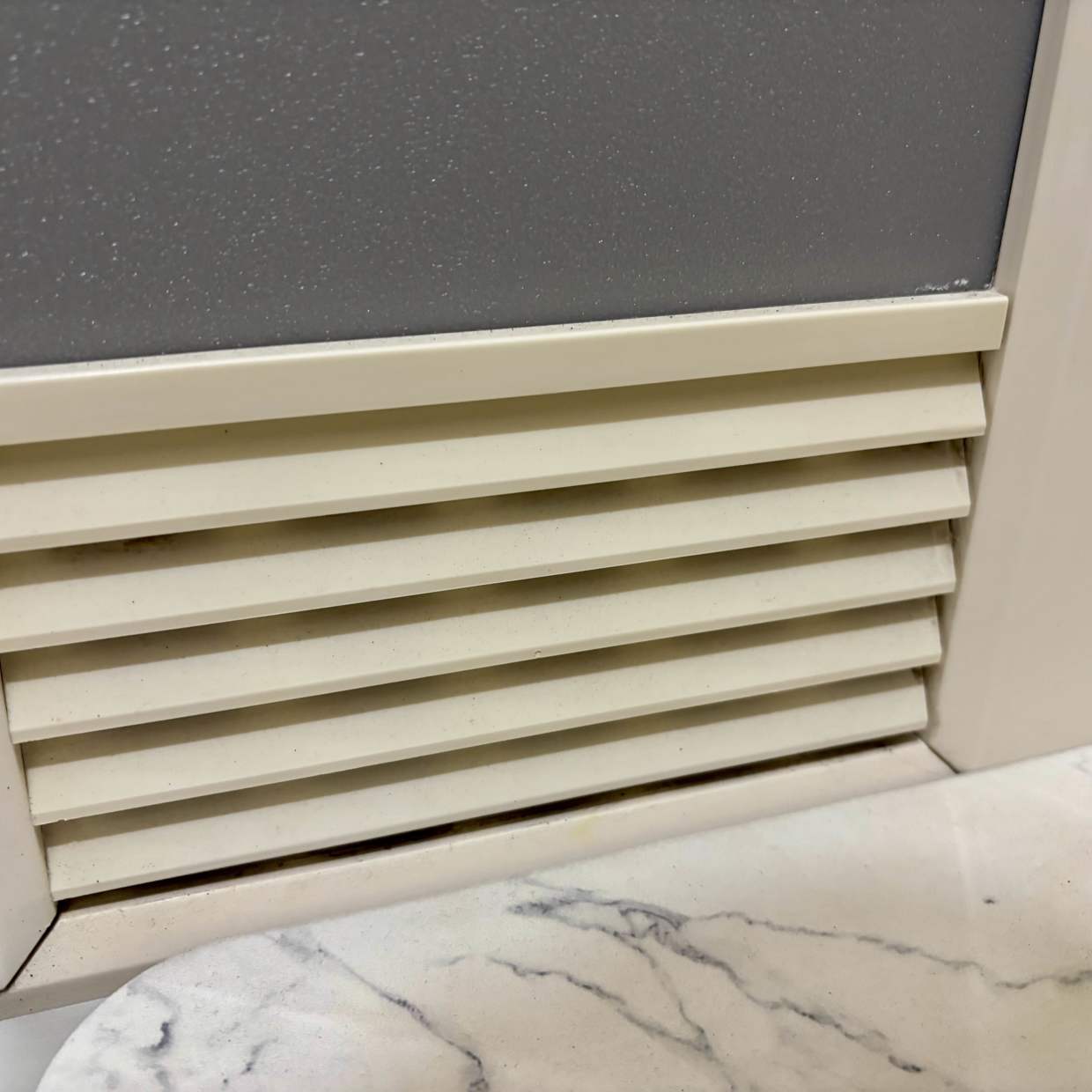  浴室ドア「通気口・ガラリ」の“隙間に入った水垢”がスルンと落ちる簡単掃除術「キレイになる理由がある」 