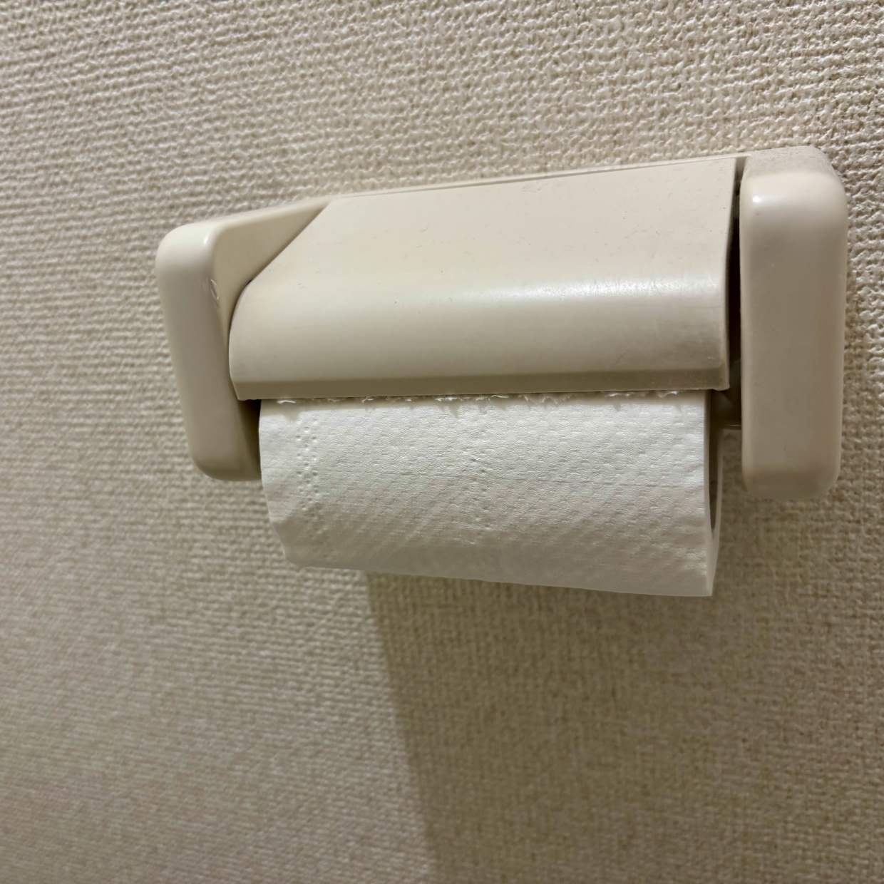  工具不要で？“トイレットペーパーホルダー”の上に超簡単に“棚を作る”便利ワザ「空間を有効活用！」 